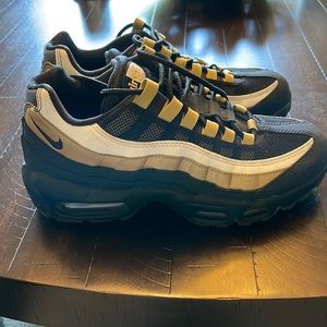 Nike air Max Mens Size 5